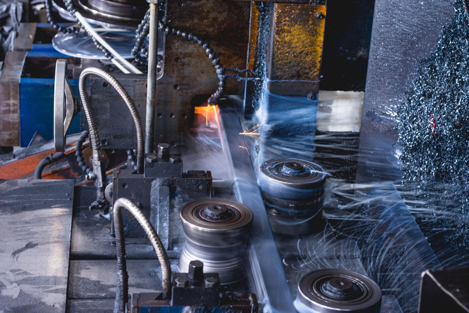 Close-up of MFY’s stainless steel pipe manufacturing equipment with high-precision rollers