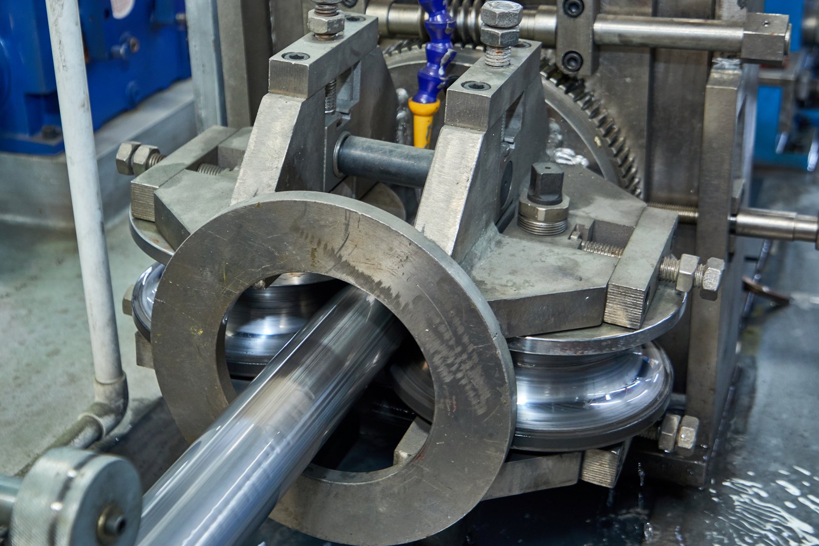Fully automated stainless steel tube cutting and feeding line with operator at MFY workshop
